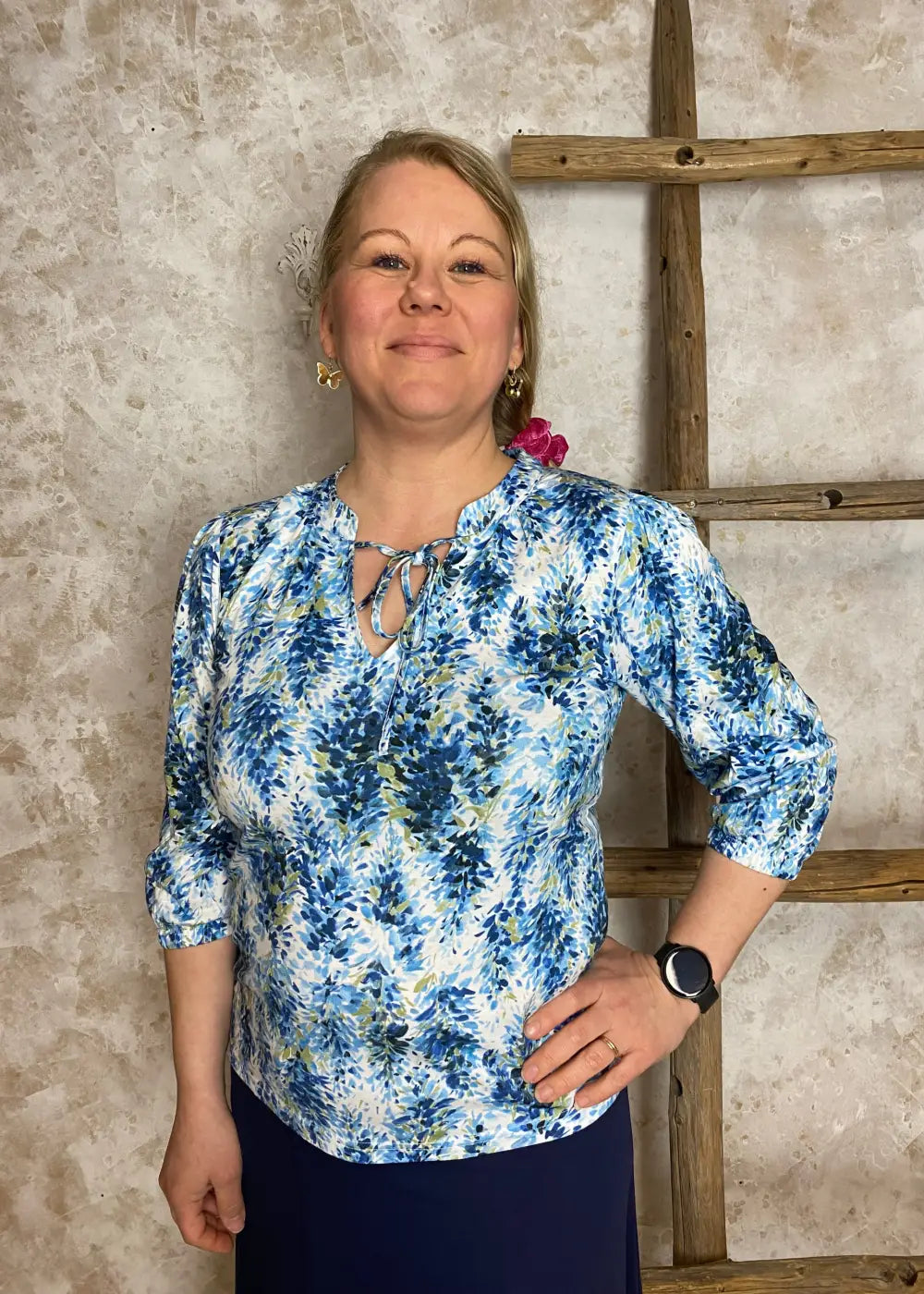 Naisten kirjava paita, pehmeä joustava materiaali, O-pääntie pienellä V-aukolla, kaulus ja nauhat, puhvihihat kuminauhalla