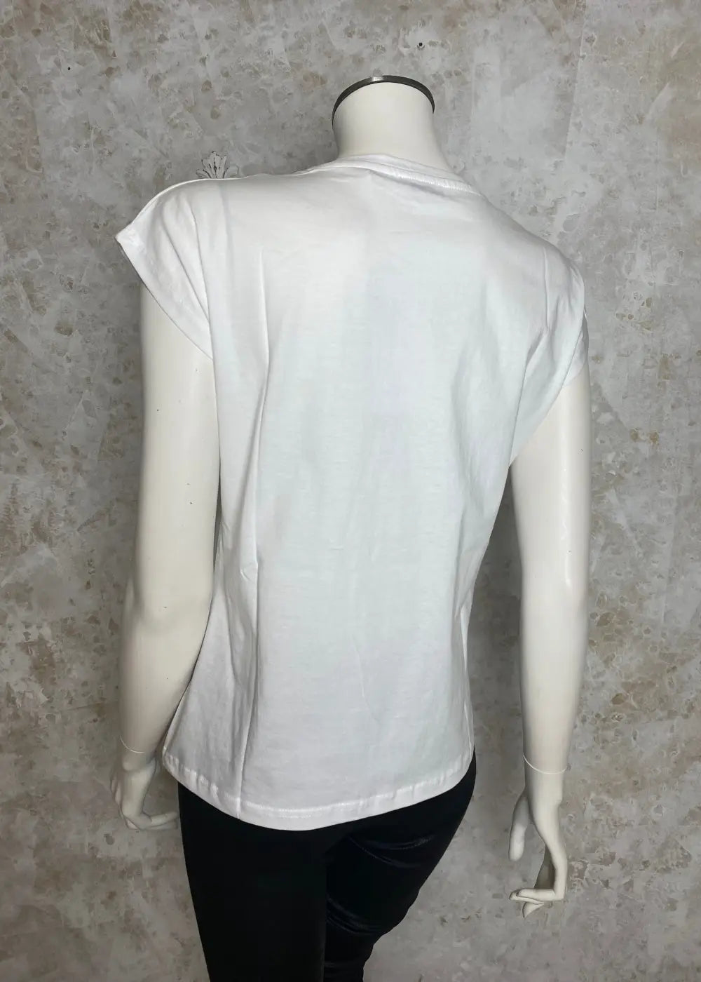 Valkoinen T-paita kultaisella printillä, naisellinen malli, O-pääntie ja holkkihihat, kevyt joustava materiaali