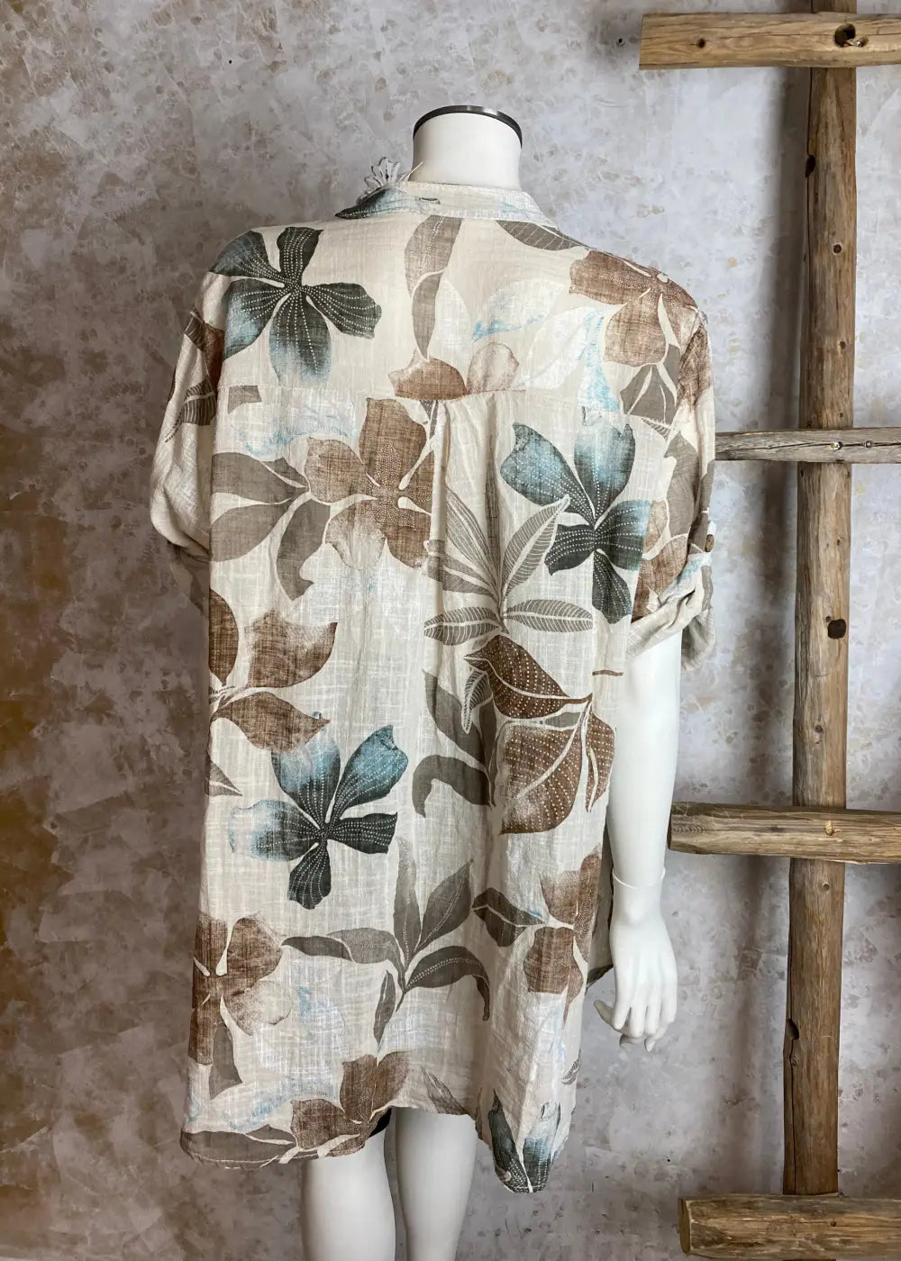 Kesäpaita kukkakuosilla, V-pääntie, napitus ja tamppihihat. Takaa pidempi helma. One size, sopii kokoihin 38–44.
