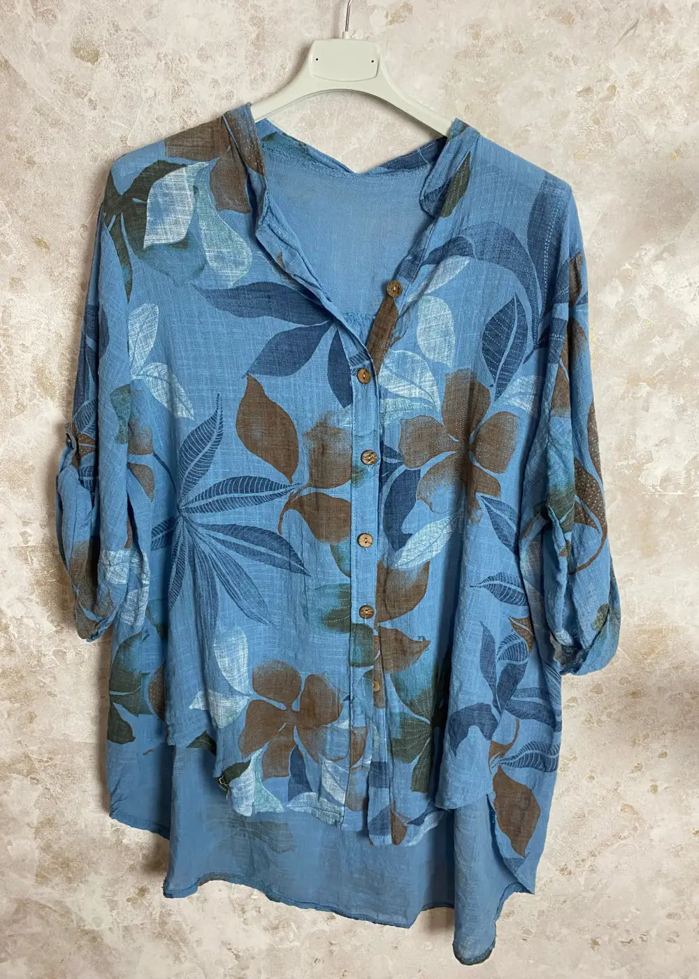 Kesäpaita kukkakuosilla, V-pääntie, napitus ja tamppihihat. Takaa pidempi helma. One size, sopii kokoihin 38–44.

