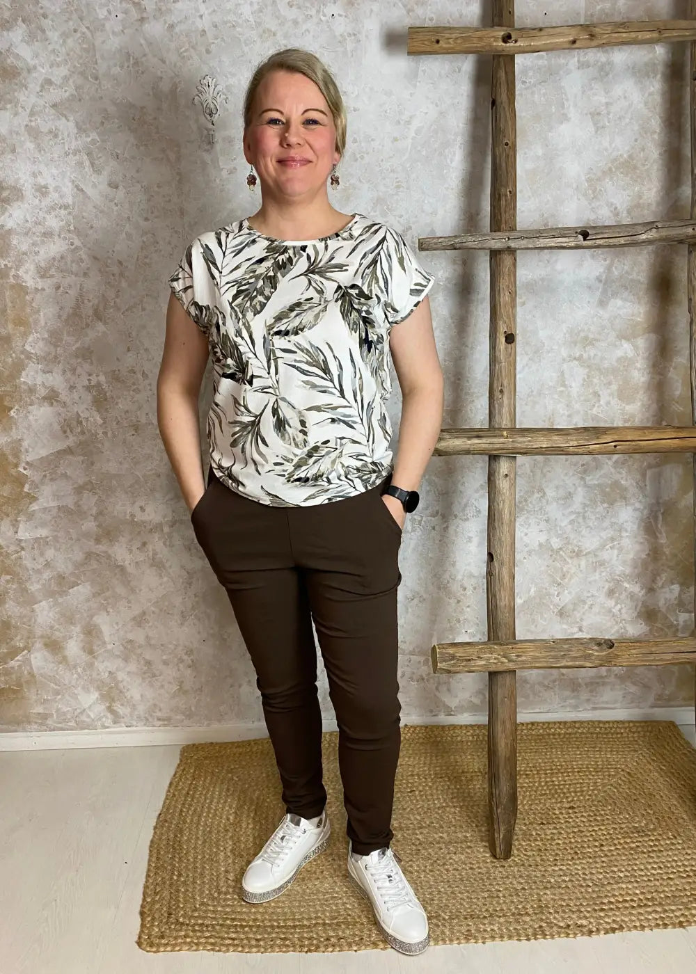 Naisten holkkihihainen paita maanläheisellä lehtikuviolla, joustava materiaali, suora malli ja O-pääntie