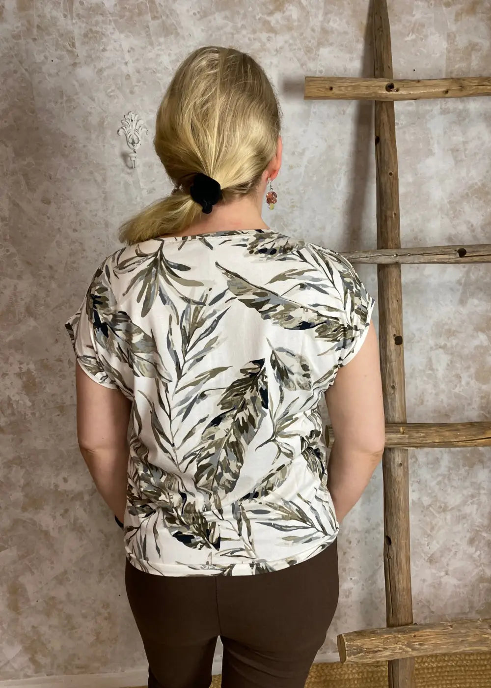 Naisten holkkihihainen paita maanläheisellä lehtikuviolla, joustava materiaali, suora malli ja O-pääntie