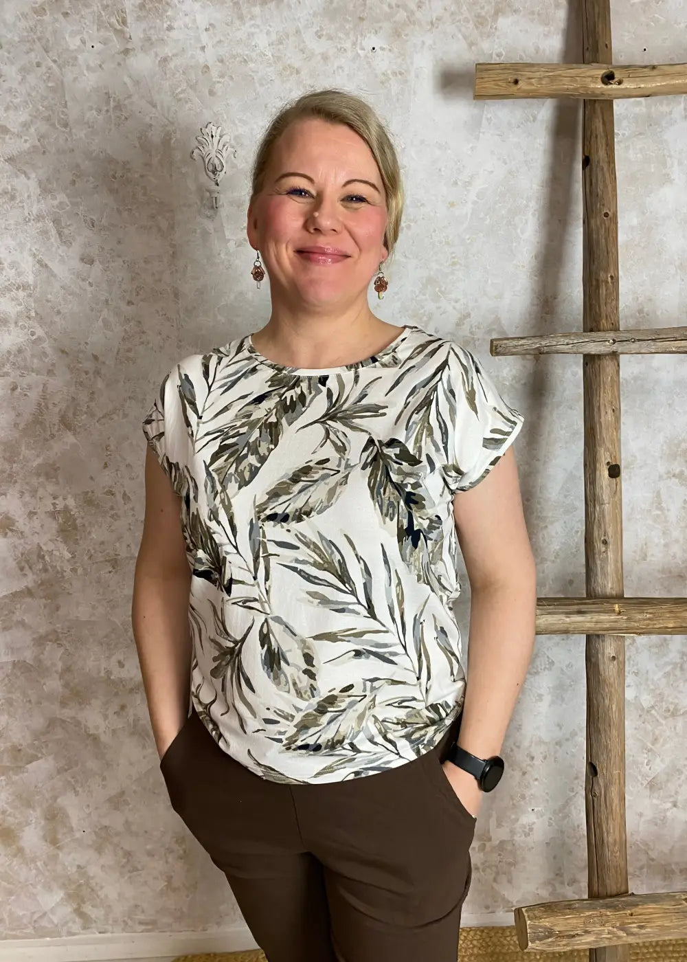 Naisten holkkihihainen paita maanläheisellä lehtikuviolla, joustava materiaali, suora malli ja O-pääntie