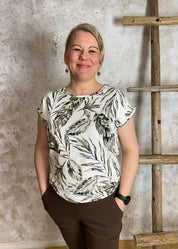 Naisten holkkihihainen paita maanläheisellä lehtikuviolla, joustava materiaali, suora malli ja O-pääntie