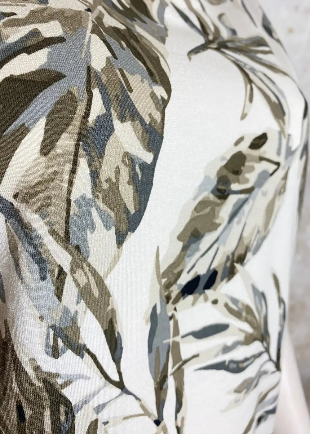 Naisten holkkihihainen paita maanläheisellä lehtikuviolla, joustava materiaali, suora malli ja O-pääntie