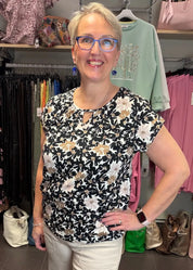 Naisten beige trikoopaita, pehmeä ja joustava materiaali, holkkihihat, O-pääntie ja pussimainen helma