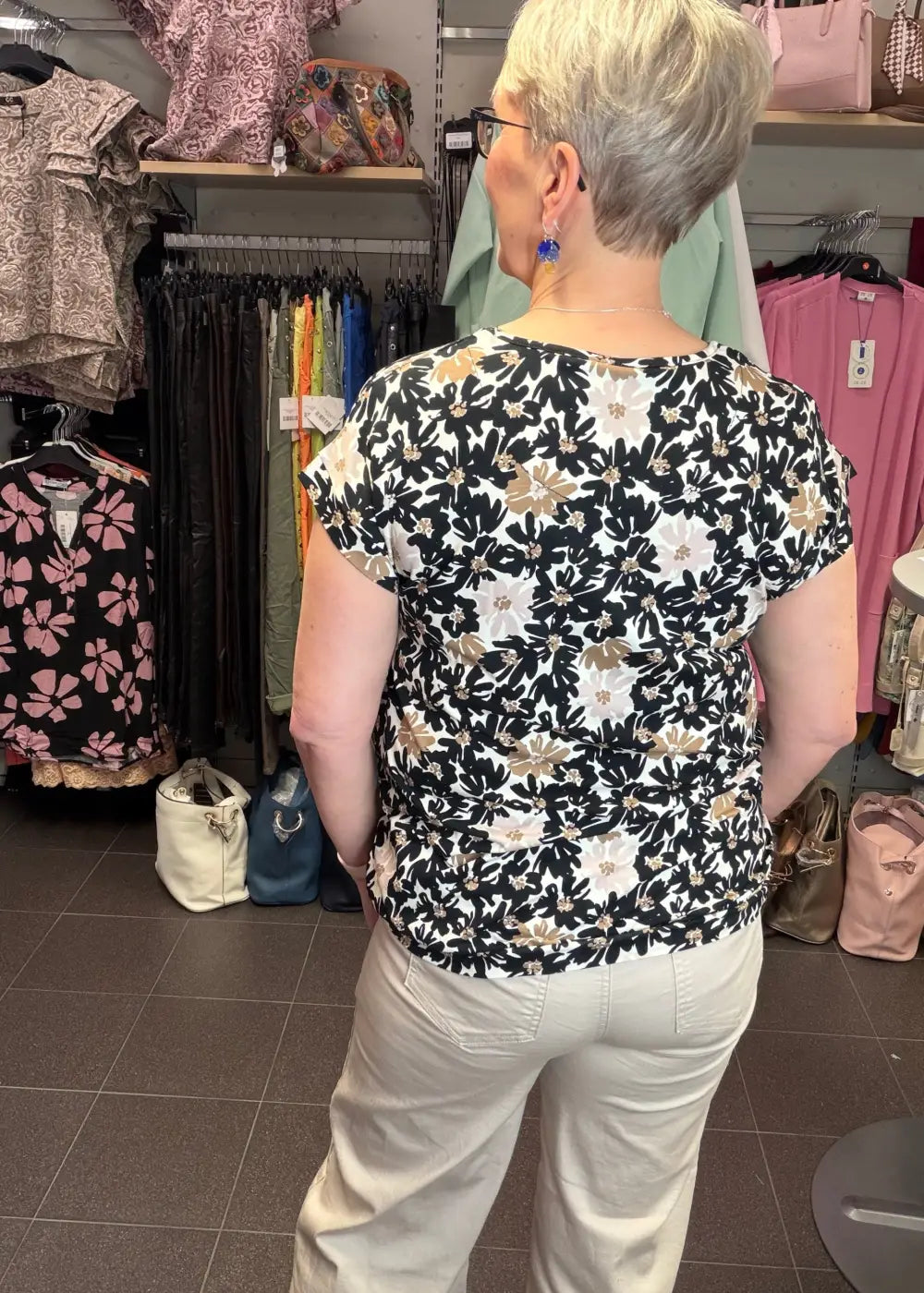 Naisten beige trikoopaita, pehmeä ja joustava materiaali, holkkihihat, O-pääntie ja pussimainen helma