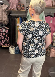 Naisten beige trikoopaita, pehmeä ja joustava materiaali, holkkihihat, O-pääntie ja pussimainen helma