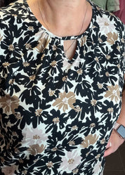 Naisten beige trikoopaita, pehmeä ja joustava materiaali, holkkihihat, O-pääntie ja pussimainen helma