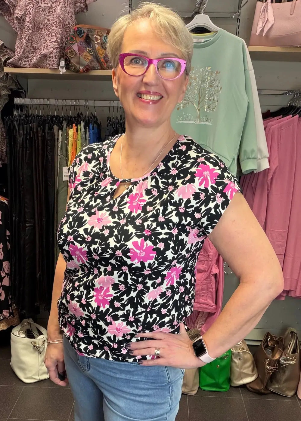 Naisten pinkki trikoopaita, pehmeä ja joustava materiaali, holkkihihat, O-pääntie ja pussimainen helma