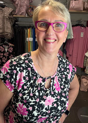 Naisten pinkki trikoopaita, pehmeä ja joustava materiaali, holkkihihat, O-pääntie ja pussimainen helma