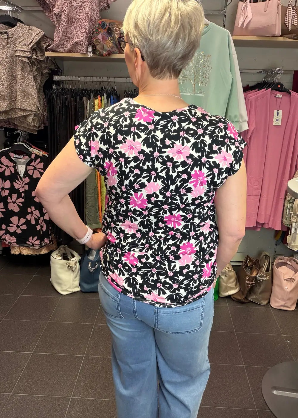 Naisten pinkki trikoopaita, pehmeä ja joustava materiaali, holkkihihat, O-pääntie ja pussimainen helma