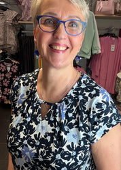 Naisten sininen trikoopaita, pehmeä ja joustava materiaali, holkkihihat, O-pääntie ja pussimainen helma