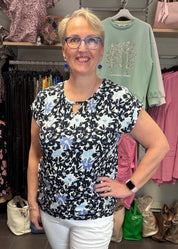 Naisten sininen trikoopaita, pehmeä ja joustava materiaali, holkkihihat, O-pääntie ja pussimainen helma