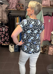 Naisten sininen trikoopaita, pehmeä ja joustava materiaali, holkkihihat, O-pääntie ja pussimainen helma