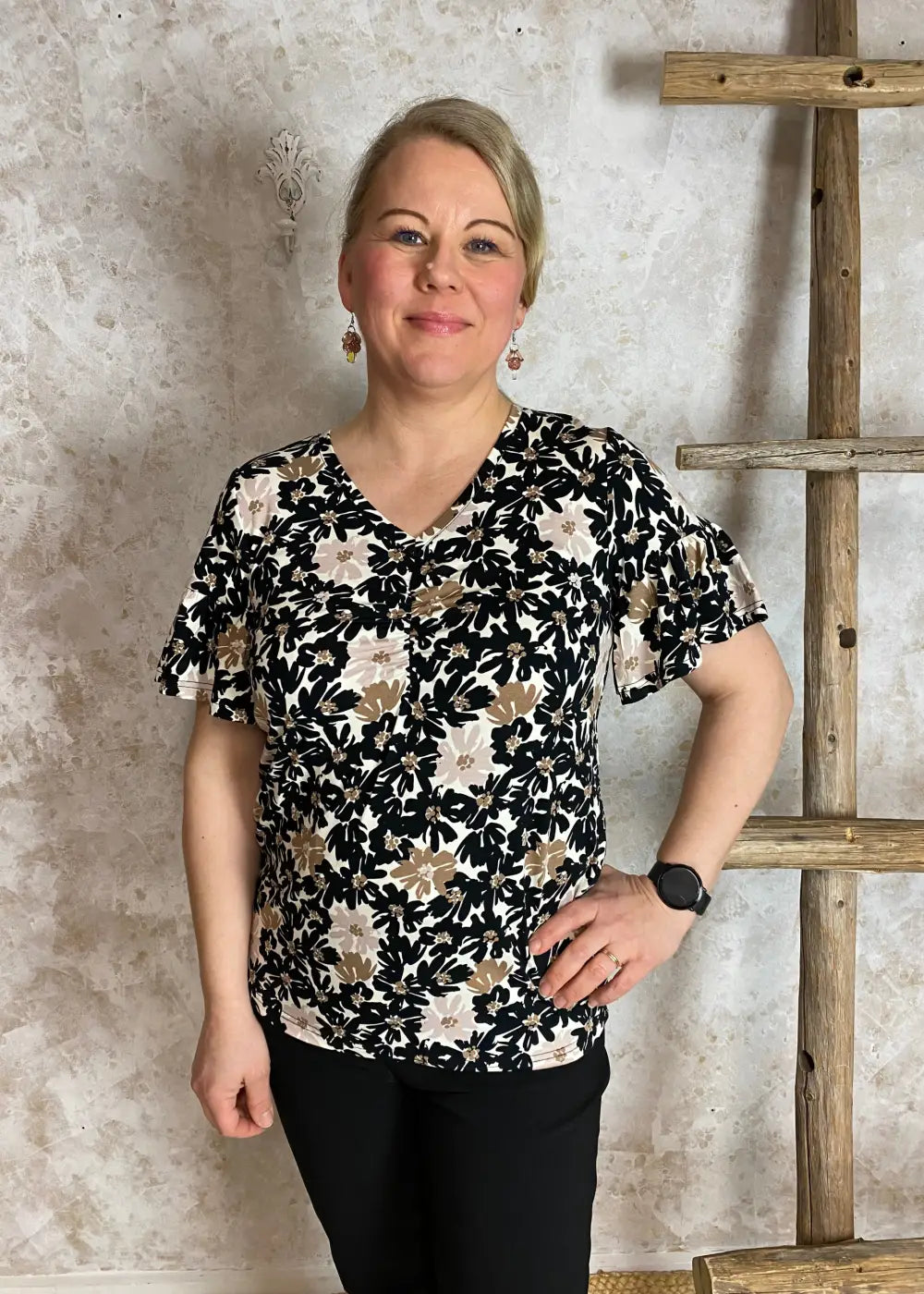 Naisten hurmaava trikoopaita beigenä, tiheä kukkakuvio, pehmeä ja joustava materiaali, naisellinen malli, V-pääntie, frillahihat ja rypytys