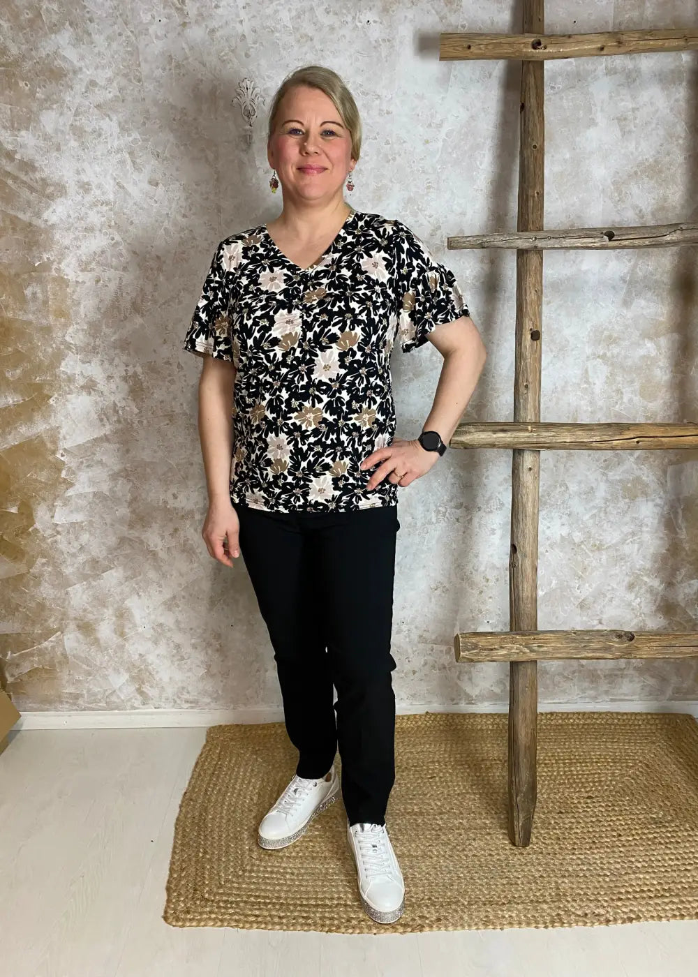 Naisten hurmaava trikoopaita beigenä, tiheä kukkakuvio, pehmeä ja joustava materiaali, naisellinen malli, V-pääntie, frillahihat ja rypytys