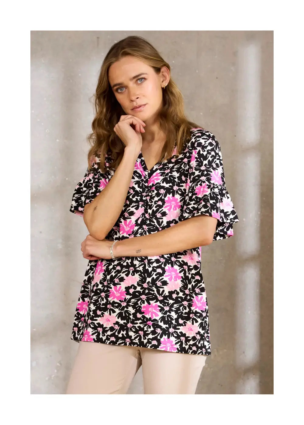 Naisten hurmaava trikoopaita pinkkinä, tiheä kukkakuvio, pehmeä ja joustava materiaali, naisellinen malli, V-pääntie, frillahihat ja rypytys