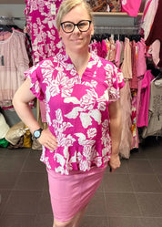 Pinkki kevyt kreppiviskoosipaita frillahihalla, V-pääntie frillalla, epätasainen frillahelma, ilmava ja naisellinen malli