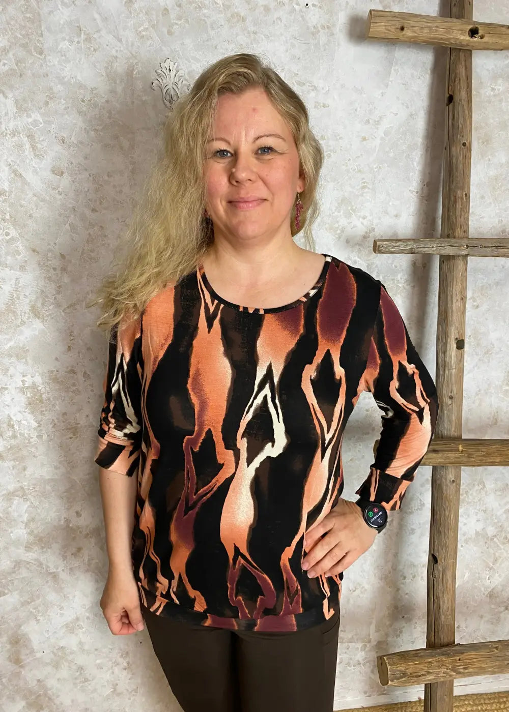 Värikäs paita, jossa O-pääntie, vajaamittaiset resorihihat, kapeneva malli ja leveä resorihelmassa pussimaisen efektin luomiseksi.