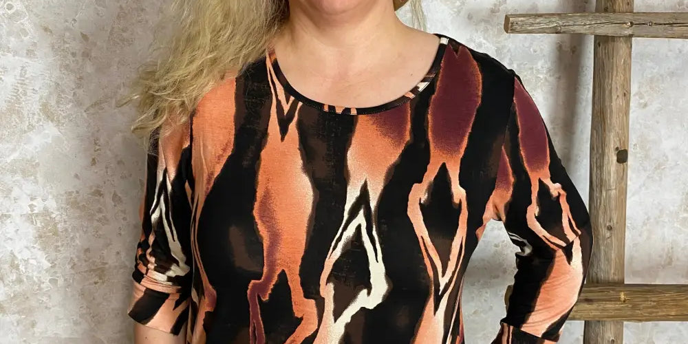Värikäs paita, jossa O-pääntie, vajaamittaiset resorihihat, kapeneva malli ja leveä resorihelmassa pussimaisen efektin luomiseksi.