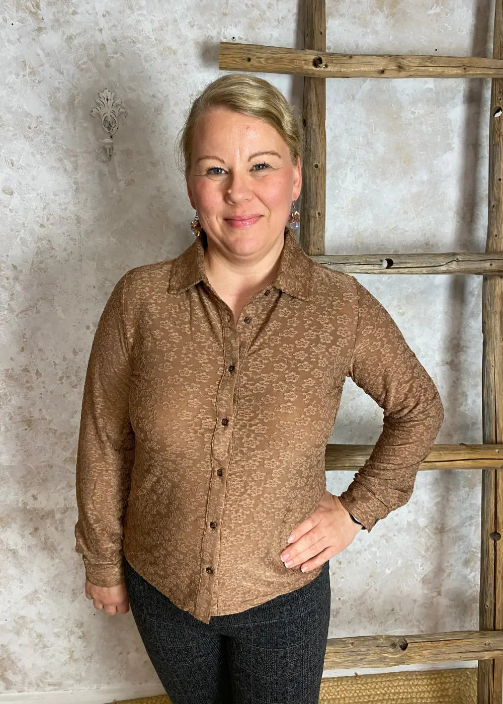 Joustava paitapusero tekstuurisella materiaalilla, naisellinen malli, kaulus, edessä napitus ja täyspitkät hihansuut napeilla