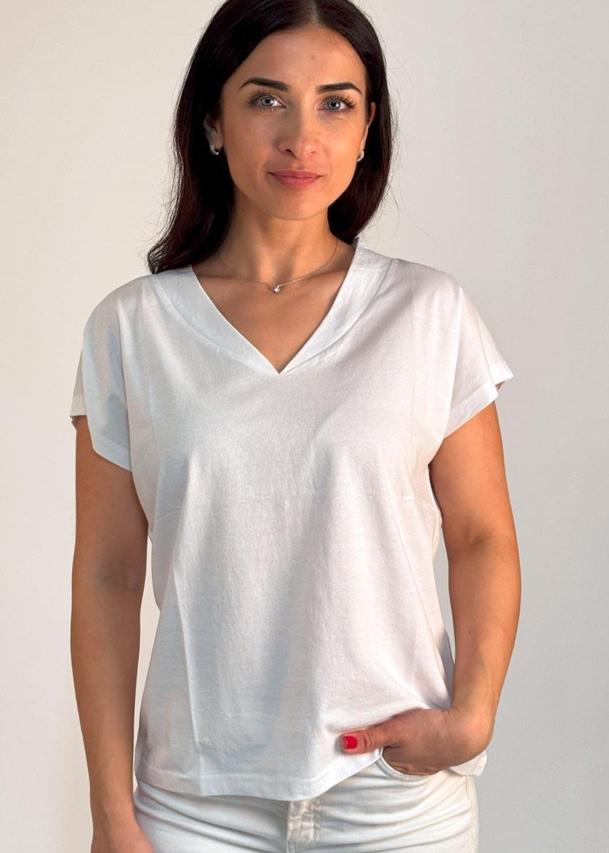 Naisten valkoinen t-paita, naisellinen malli, V-pääntie, pieni kaulus, holkkihihat, kaareva helma, napakka jousto ja laadukas materiaali