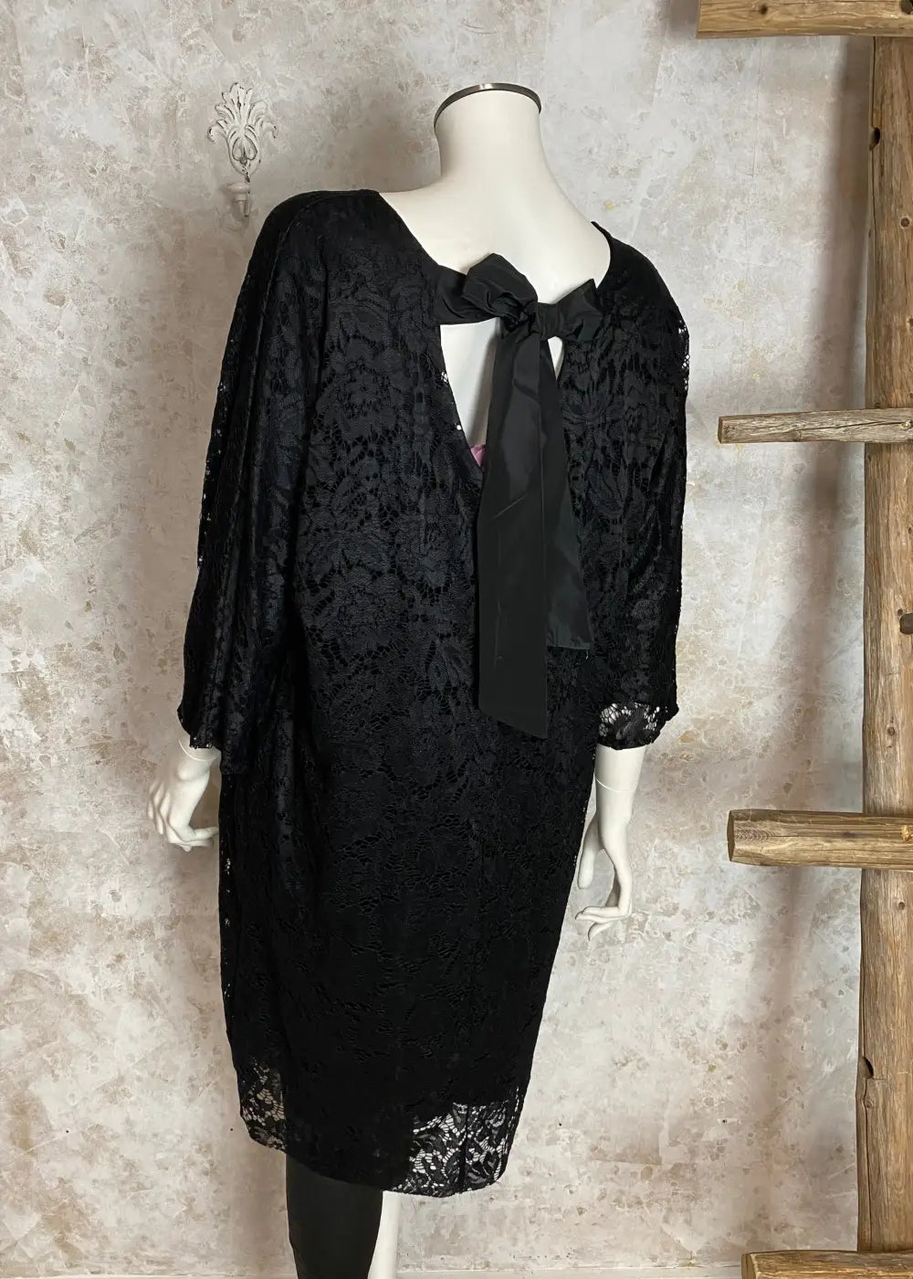 Elegantti pitsimekko juhlaan – joustava koristepitsi, suora malli, avoin selkä ja lepakkohihat tuovat ylellisen ilmeen.