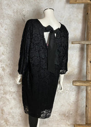 Elegantti pitsimekko juhlaan – joustava koristepitsi, suora malli, avoin selkä ja lepakkohihat tuovat ylellisen ilmeen.