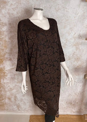 Elegantti pitsimekko juhlaan – joustava koristepitsi, suora malli, avoin selkä ja lepakkohihat tuovat ylellisen ilmeen.