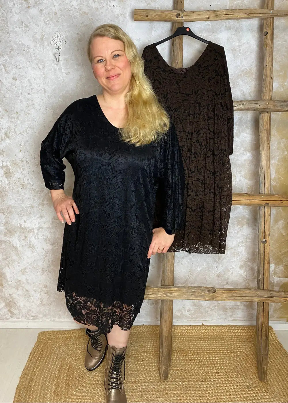 Elegantti pitsimekko juhlaan – joustava koristepitsi, suora malli, avoin selkä ja lepakkohihat tuovat ylellisen ilmeen.