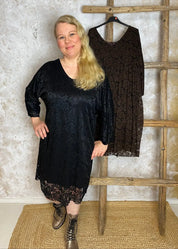 Elegantti pitsimekko juhlaan – joustava koristepitsi, suora malli, avoin selkä ja lepakkohihat tuovat ylellisen ilmeen.