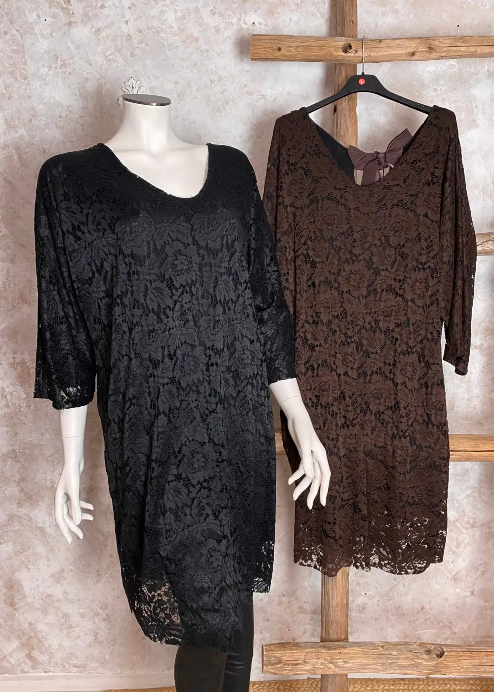 Elegantti pitsimekko juhlaan – joustava koristepitsi, suora malli, avoin selkä ja lepakkohihat tuovat ylellisen ilmeen.