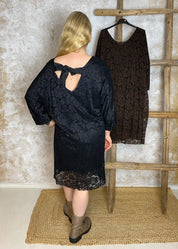 Elegantti pitsimekko juhlaan – joustava koristepitsi, suora malli, avoin selkä ja lepakkohihat tuovat ylellisen ilmeen.