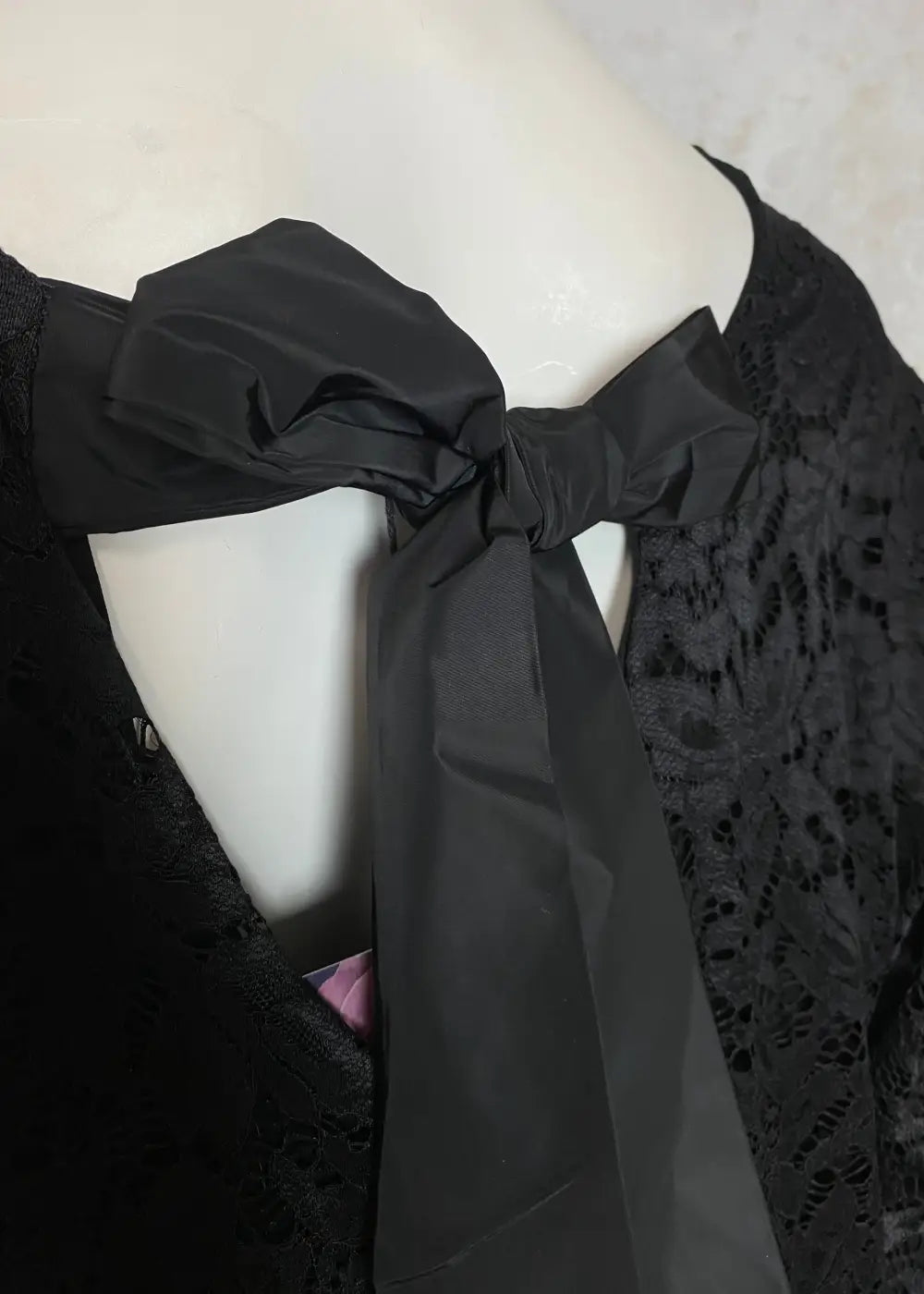 Elegantti pitsimekko juhlaan – joustava koristepitsi, suora malli, avoin selkä ja lepakkohihat tuovat ylellisen ilmeen.