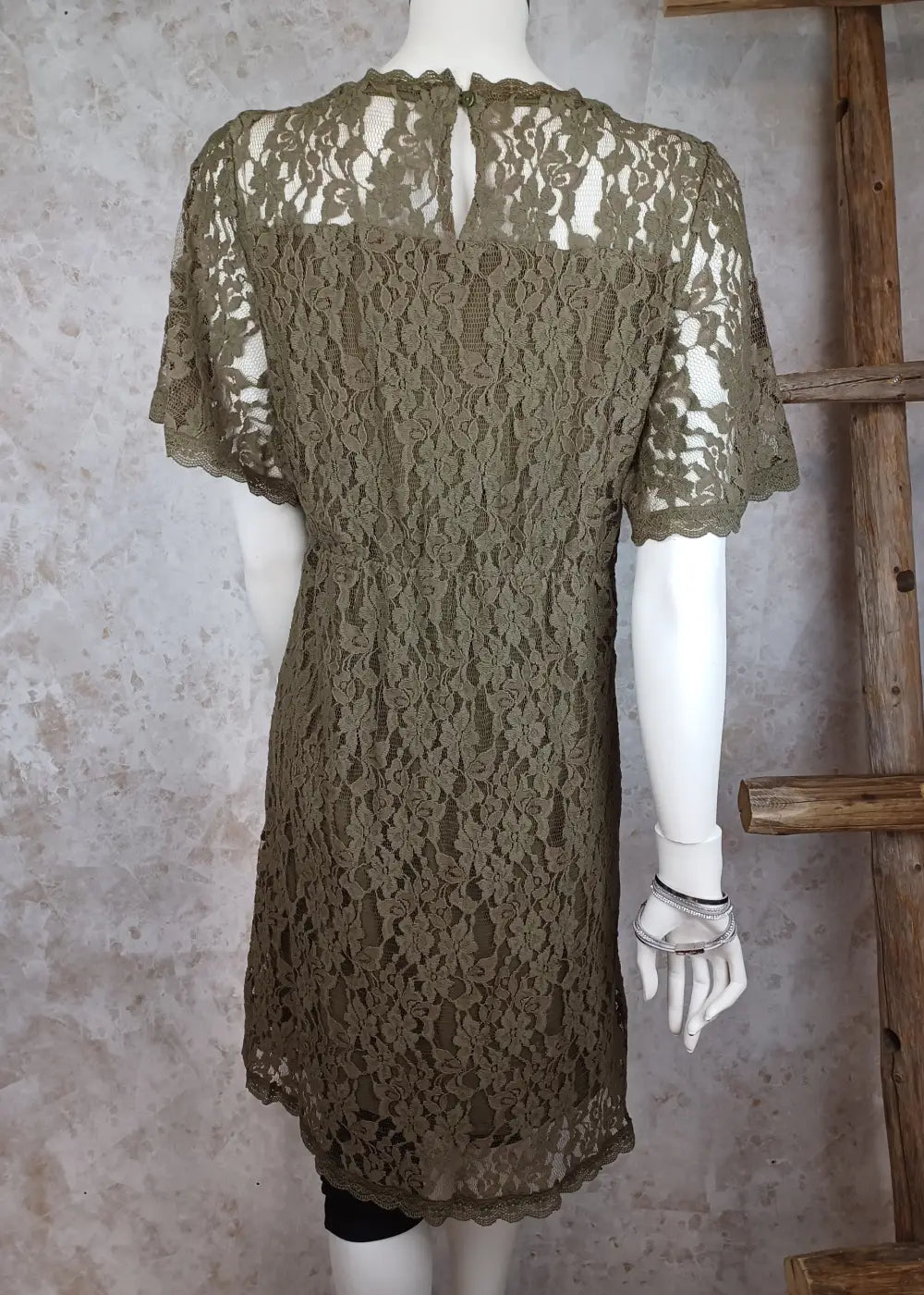 Pitsimekko kit lace cream 0723 vihreä | mekko