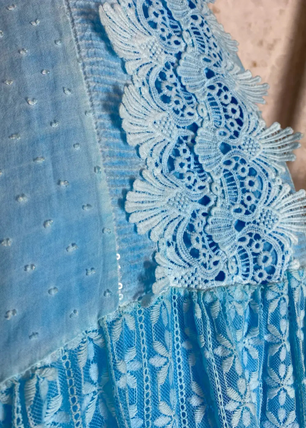 Juhlava mekko hempeissä, romanttisissa sävyissä
Edessä kaunis brodeeraus ja hillityt paljettikoristeet
Hihat ja helma läpinäkyvää pitsiä tuomaan keveyttä
Kiinteä alusmekko lisää mukavuutta ja peittävyyttä
Hieman A-linjainen malli imartelee monia vartalotyyppejä
Vajaamittaiset, leveät hihat lisäävät keveyttä ja eleganssia
Joustamaton materiaali
O-pääntie solmittavilla nauhoilla – säädettävä ja naisellinen yksityiskohta
Täydellinen valinta juhliin tai illanviettoihin&nbsp;