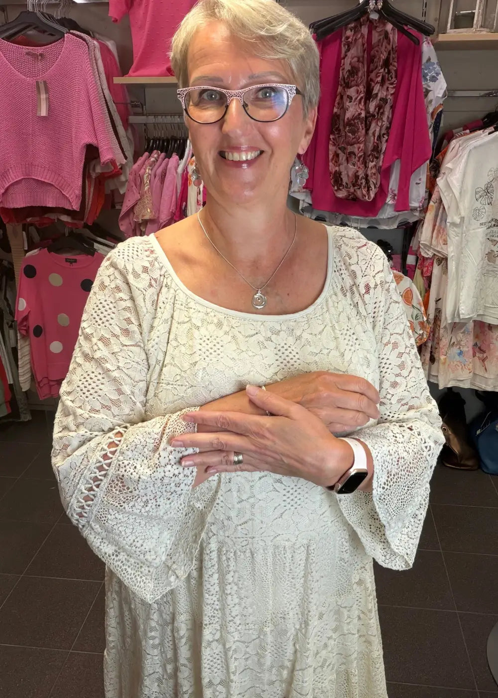 Beige pitsimekko A-linjaisella mallilla, läpinäkyvät vajaamittaiset hihat frilloilla ja alusmekko