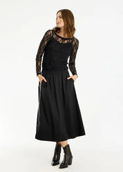 Naisellinen pitkähihainen pitsipaita, joustava ja läpikuultava yläosa arkeen ja juhlaan, klassinen O-pääntie.