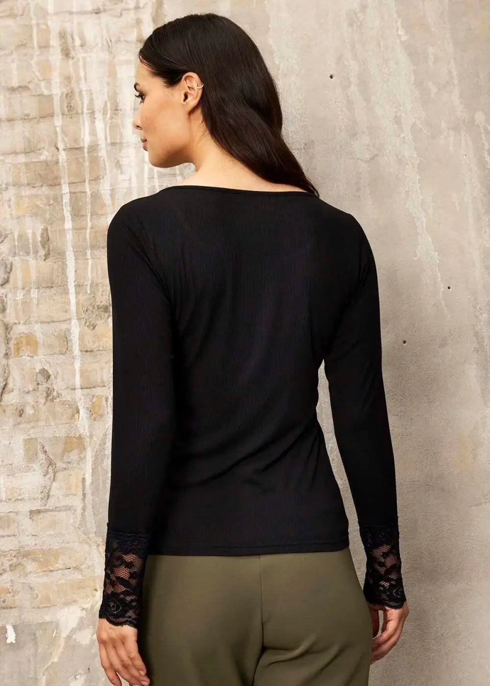 Musta ribbipusero naisellisella istuvuudella, pitsihihansuilla ja täysmittaisilla hihoilla arkeen ja juhlaan.