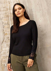 Musta ribbipusero naisellisella istuvuudella, pitsihihansuilla ja täysmittaisilla hihoilla arkeen ja juhlaan.