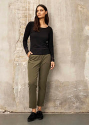 Musta ribbipusero naisellisella istuvuudella, pitsihihansuilla ja täysmittaisilla hihoilla arkeen ja juhlaan.