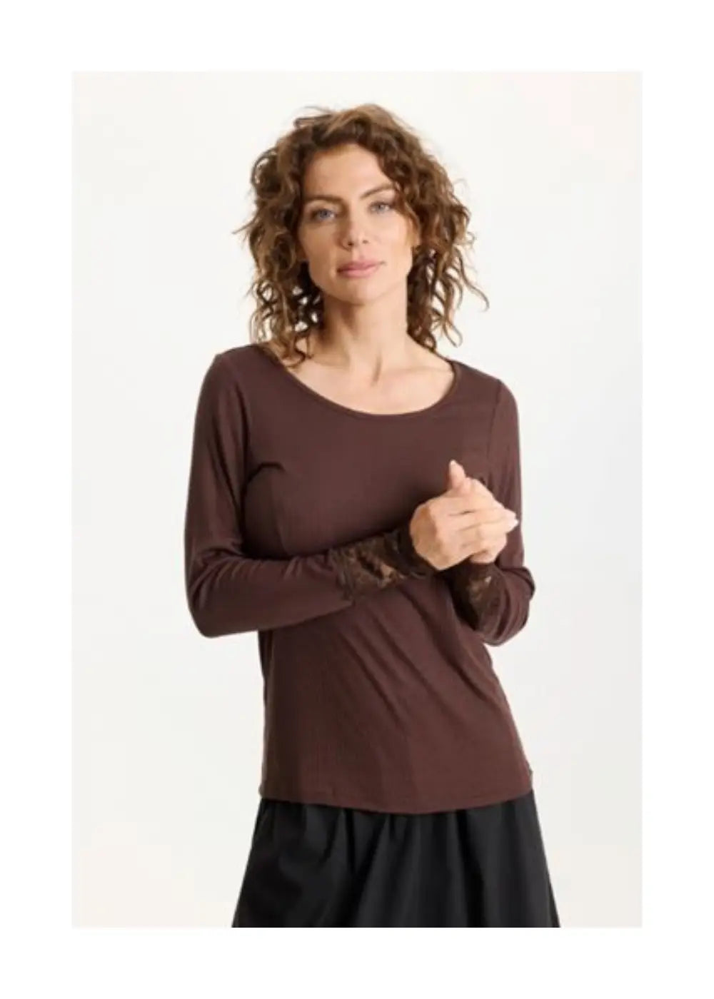 Ruskea ribbipusero naisellisella istuvuudella, pitsihihansuilla ja täysmittaisilla hihoilla arkeen ja juhlaan.