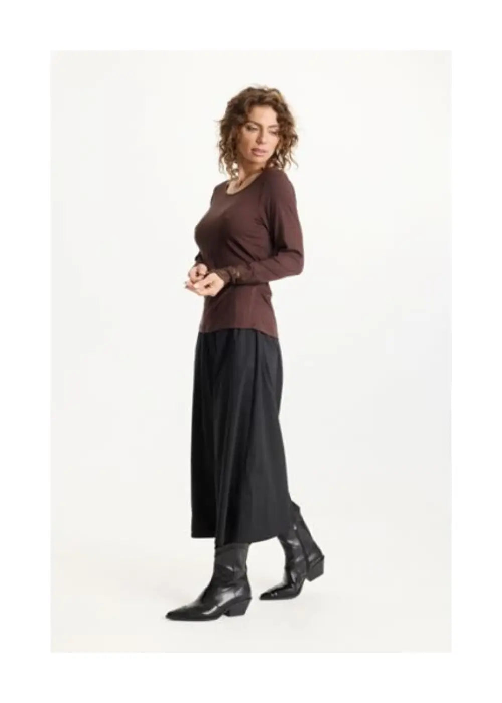 Ruskea ribbipusero naisellisella istuvuudella, pitsihihansuilla ja täysmittaisilla hihoilla arkeen ja juhlaan.