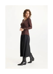 Ruskea ribbipusero naisellisella istuvuudella, pitsihihansuilla ja täysmittaisilla hihoilla arkeen ja juhlaan.