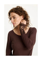 Ruskea ribbipusero naisellisella istuvuudella, pitsihihansuilla ja täysmittaisilla hihoilla arkeen ja juhlaan.