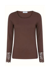 Ruskea ribbipusero naisellisella istuvuudella, pitsihihansuilla ja täysmittaisilla hihoilla arkeen ja juhlaan.