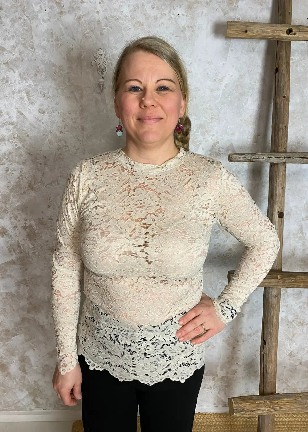 Naisten beige pitkähihainen pitsipusero, joustava läpinäkyvä pitsi, naisellinen malli, O-pääntie ja simpukkakuvio hihansuissa ja helmassa
