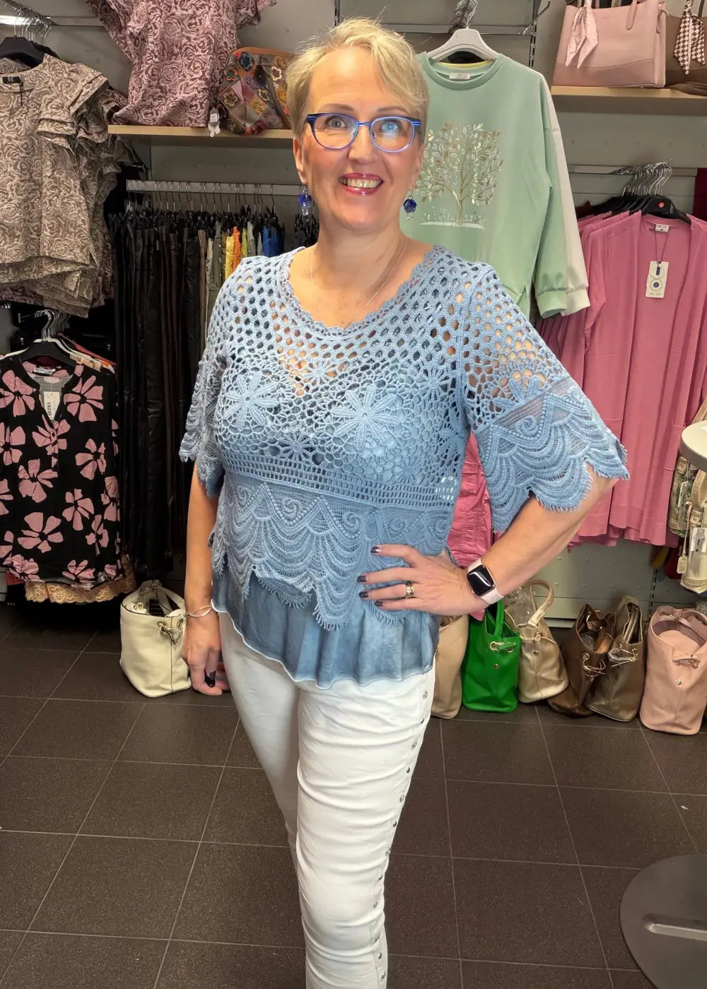 Naisten boheemi kirjailtu neule farkunsinisessä sävyssä, paksuhko mutta ilmava materiaali, naisellinen malli, vajaamittaiset leveät hihat ja O-pääntie