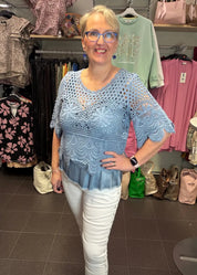 Naisten boheemi kirjailtu neule farkunsinisessä sävyssä, paksuhko mutta ilmava materiaali, naisellinen malli, vajaamittaiset leveät hihat ja O-pääntie